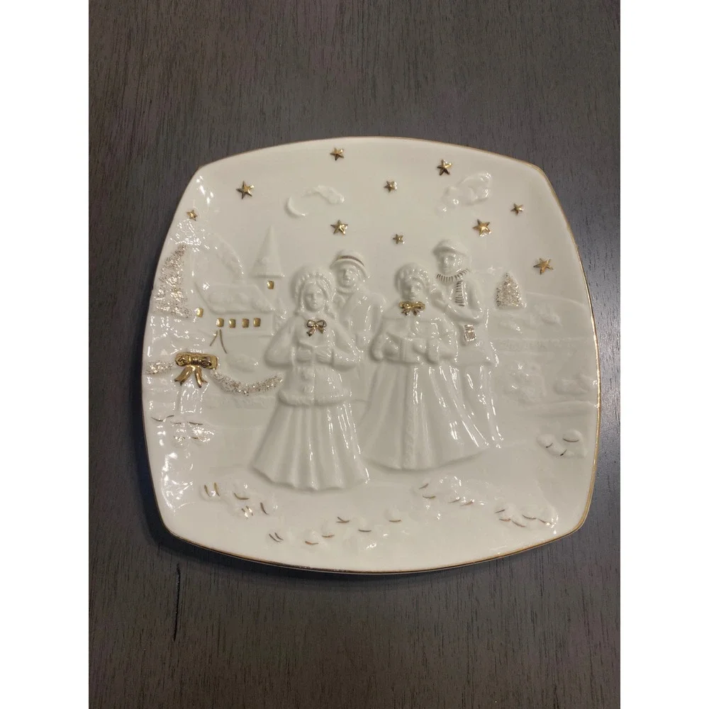Mikasa Holiday Elegance 3D Porcelain Carolers Plate Gold Trim White 8.25in